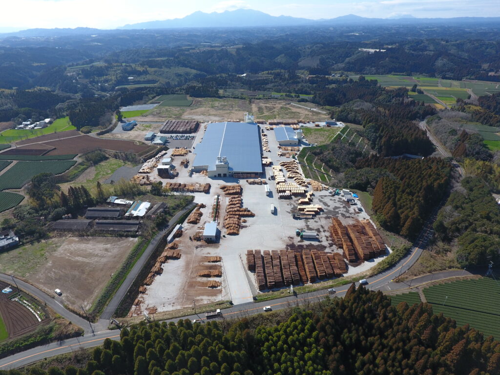 ▲志布志市・伊崎田の工業団地にある外山木材　志布志工場。スタジアムがいくつも入る面積を誇る